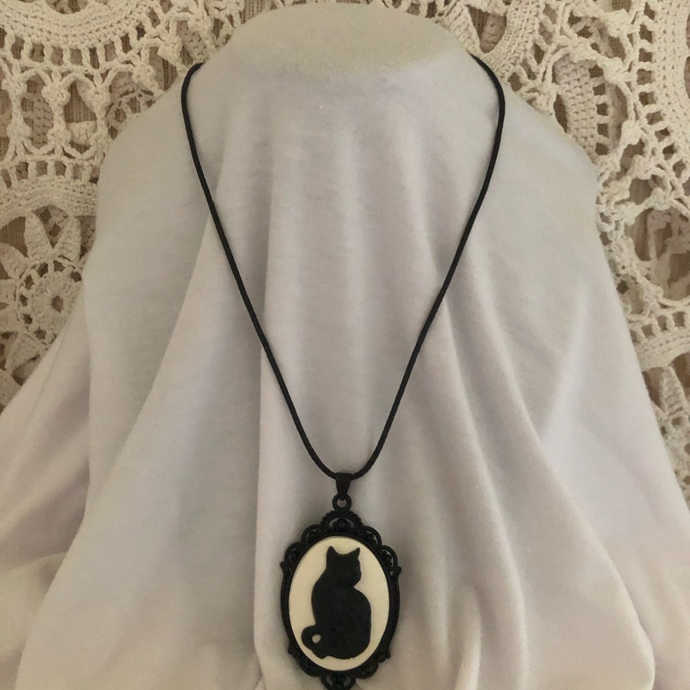 NWT Black Cat Silhouette Pendant Necklace - Classic Cat Jewelry